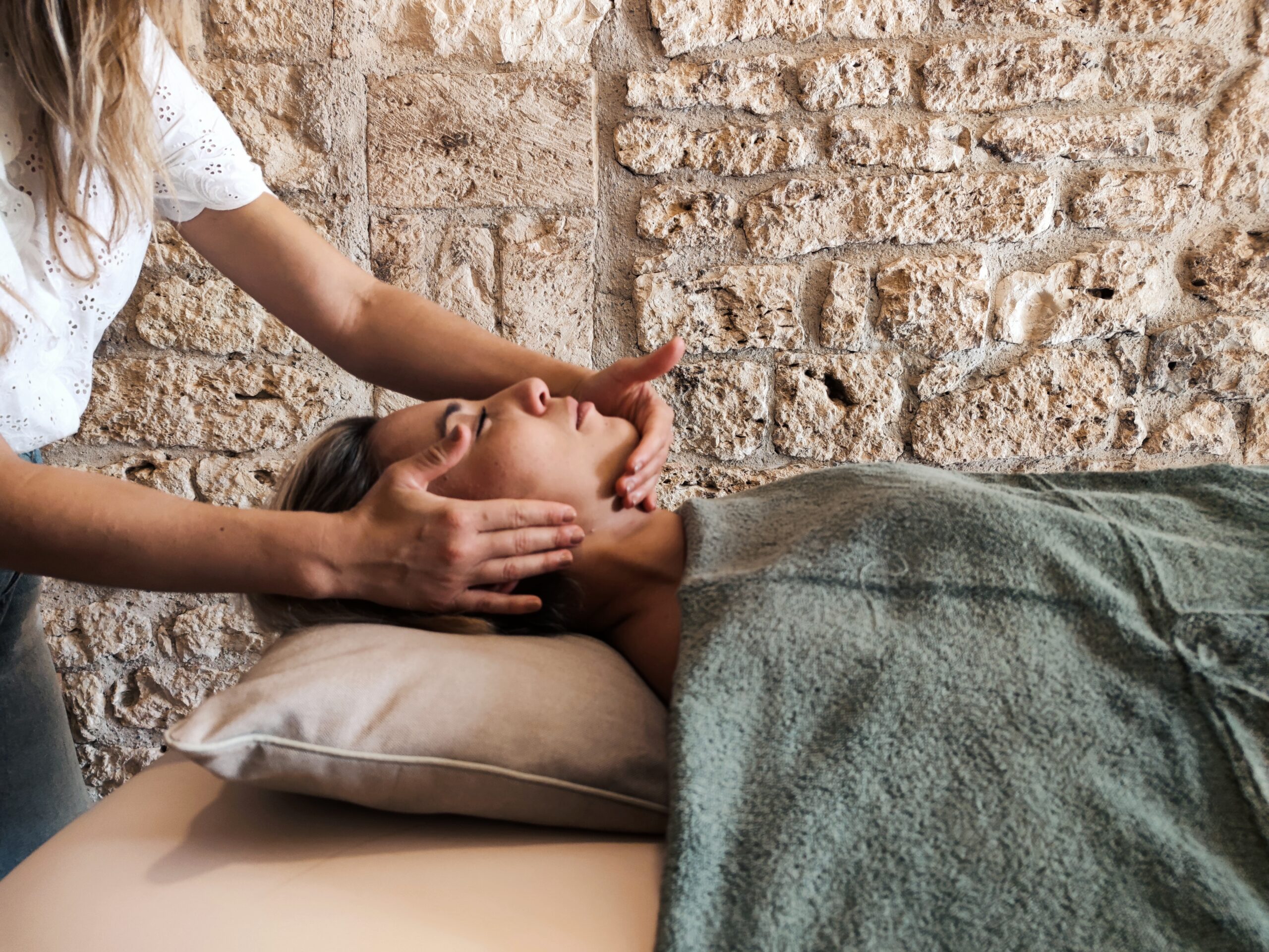 Clara-patracone-naturopathe-douleurs-chroniques-prestations-massages-bien-etre