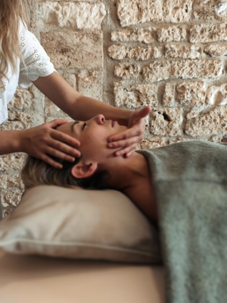 photo-massage-bien-etre-par-clara-patracone-naturopathe-montpezat-de-quercy-cahors-caussade